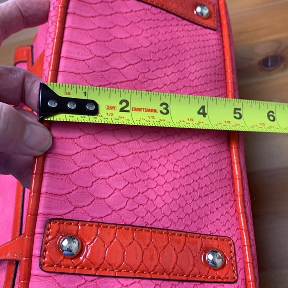 Guess NWOT Hot Pink w Red Faux Alligator Bag, Gold Hardware. - Picture 8 of 11